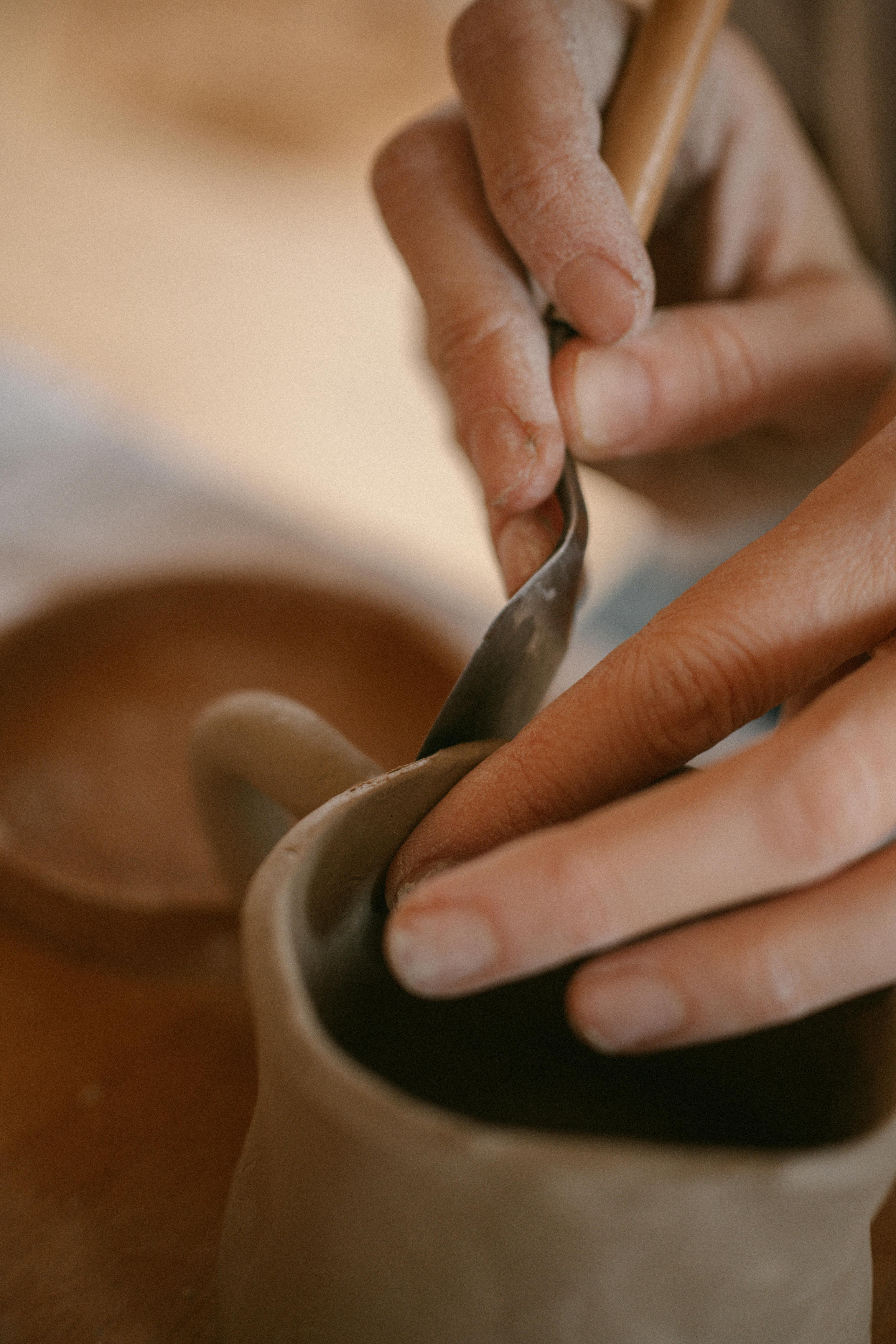 Mains d'artisan façonnant l'argile